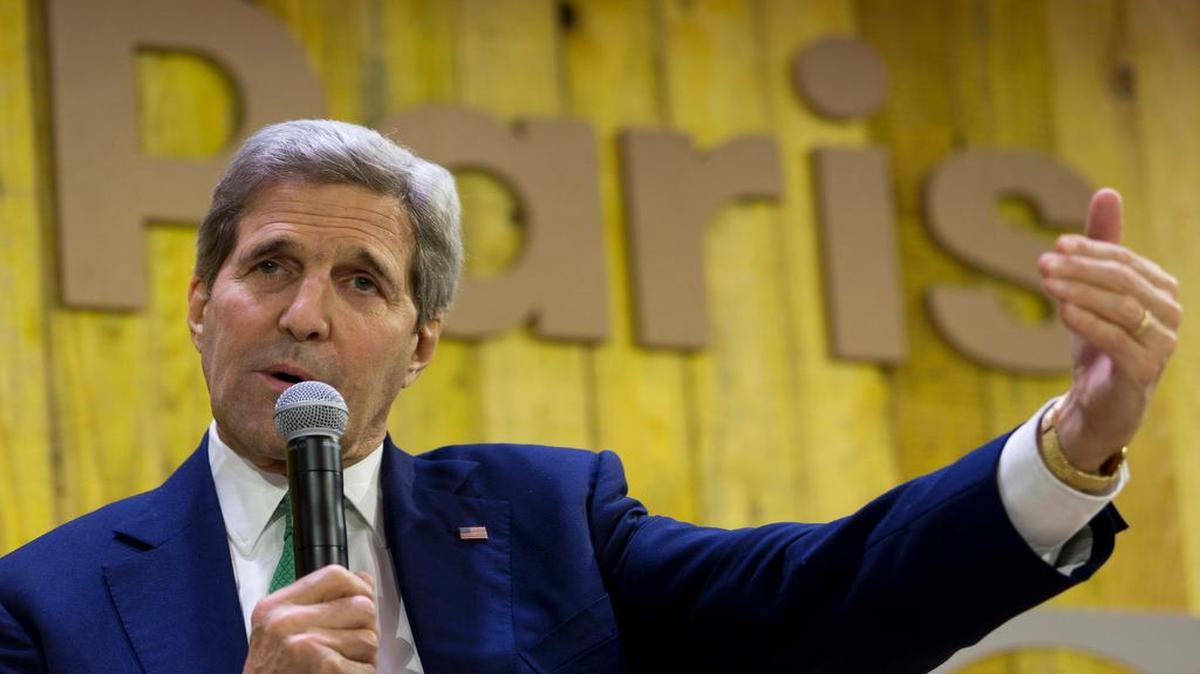 Es Secretario de Estado, John Kerry, habla durante una conferencia sobre el cambio climático, este lunes 7 de diciembre en París, Francia.