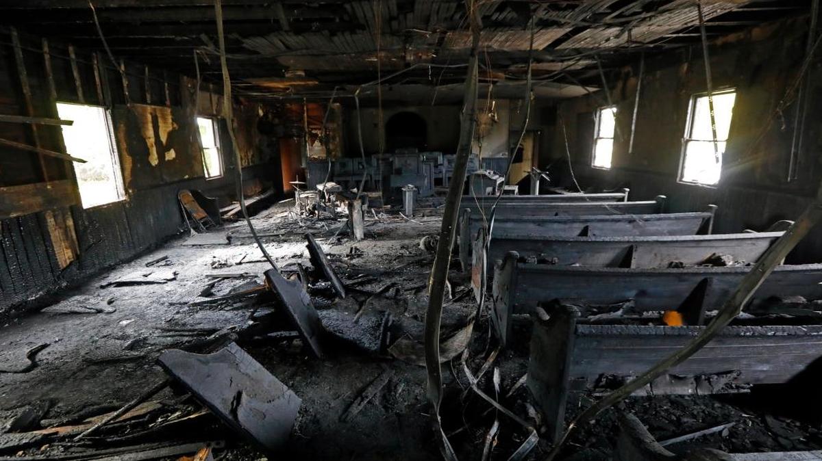 El interior quemado de la iglesia Hopewell M.B. Baptist Church en Greenville, Misisipi. El martes 2 de nobiembre.