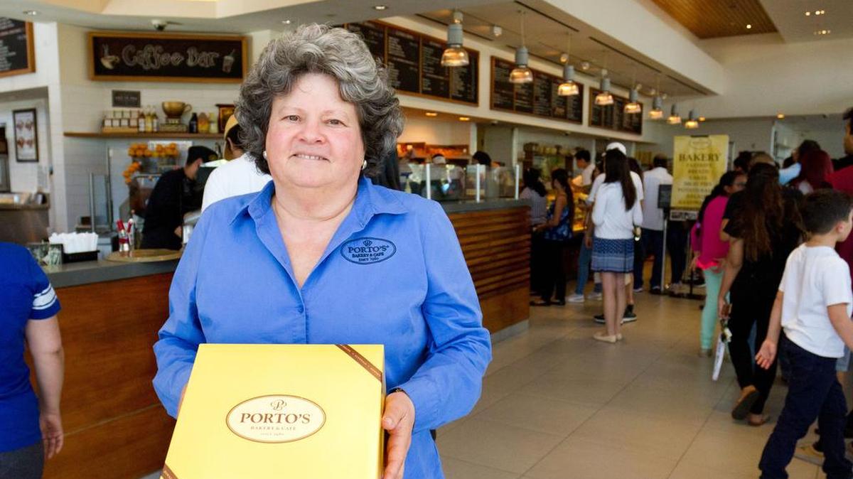 Betty Portos, vicepresidente de Relaciones de la cafetería pastelería Portos posa el martes 16 de febrero 2016, en la puerta del local situado en Downey, California. Portos fue situada en el primer lugar de YelpTop100, la lista de los 100 mejores lugares para comer en Estados Unidos de Yelp, una página web especializada utilizada por los comensales para calificar los restaurantes.