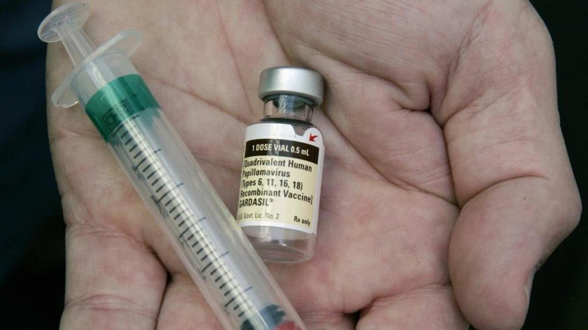 En esta foto de archivo del 28 de agosto de 2006, un médico tiene un vial de la vacuna contra el virus del papiloma humano (VPH) Gardasil en su oficina de Chicago. Aproximadamente uno de cada nueve hombres en Estados Unidos, con prevalencia mayor entre hombres que han tenido diferentes parejas sexuales, hombres que han tenido sexo con otros hombres y aquellos que además presentan el papiloma genital, está infectado con el virus del papiloma humano (HPV) bucal, según un informe publicado el lunes 16 de octubre de 2016
