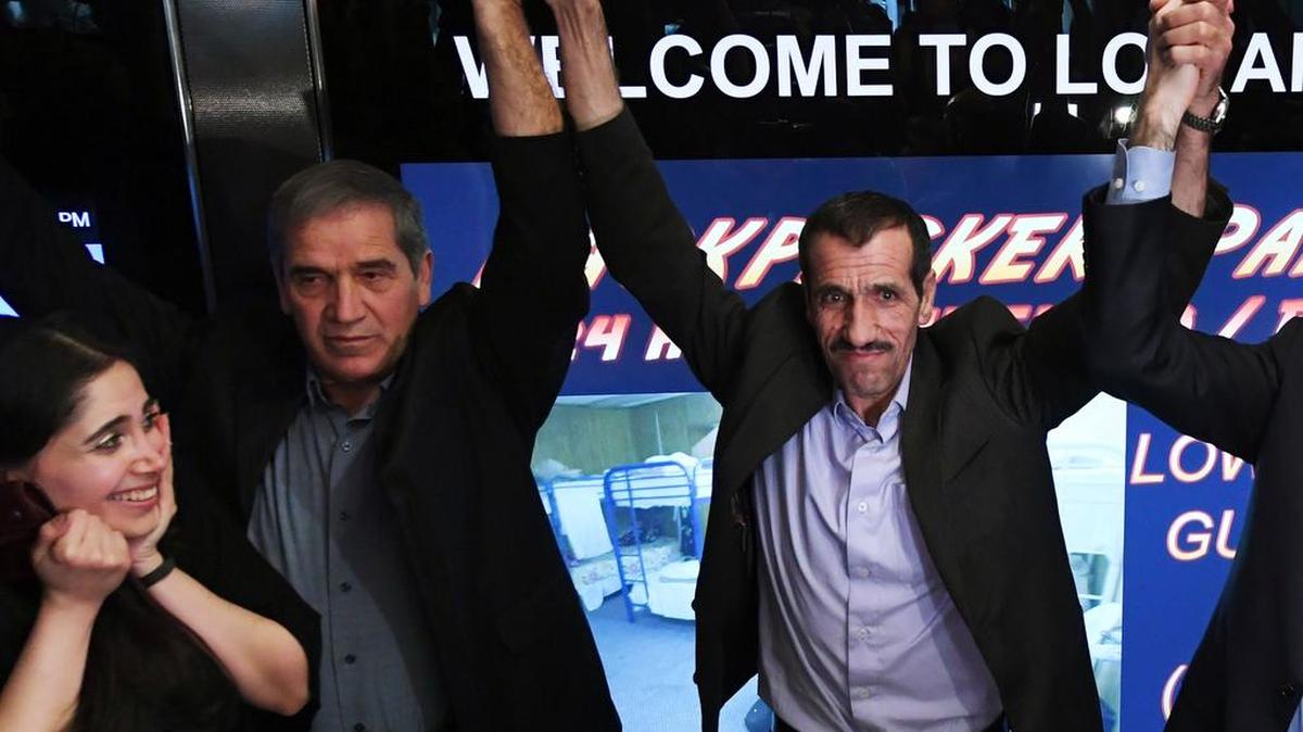 Ali Vayeghan (d) junto a su sobrina Marjan Vayghan y su hermano Hossein tras su llegada al aeropuerto de Los Angeles el 2 de febrero del 2017.