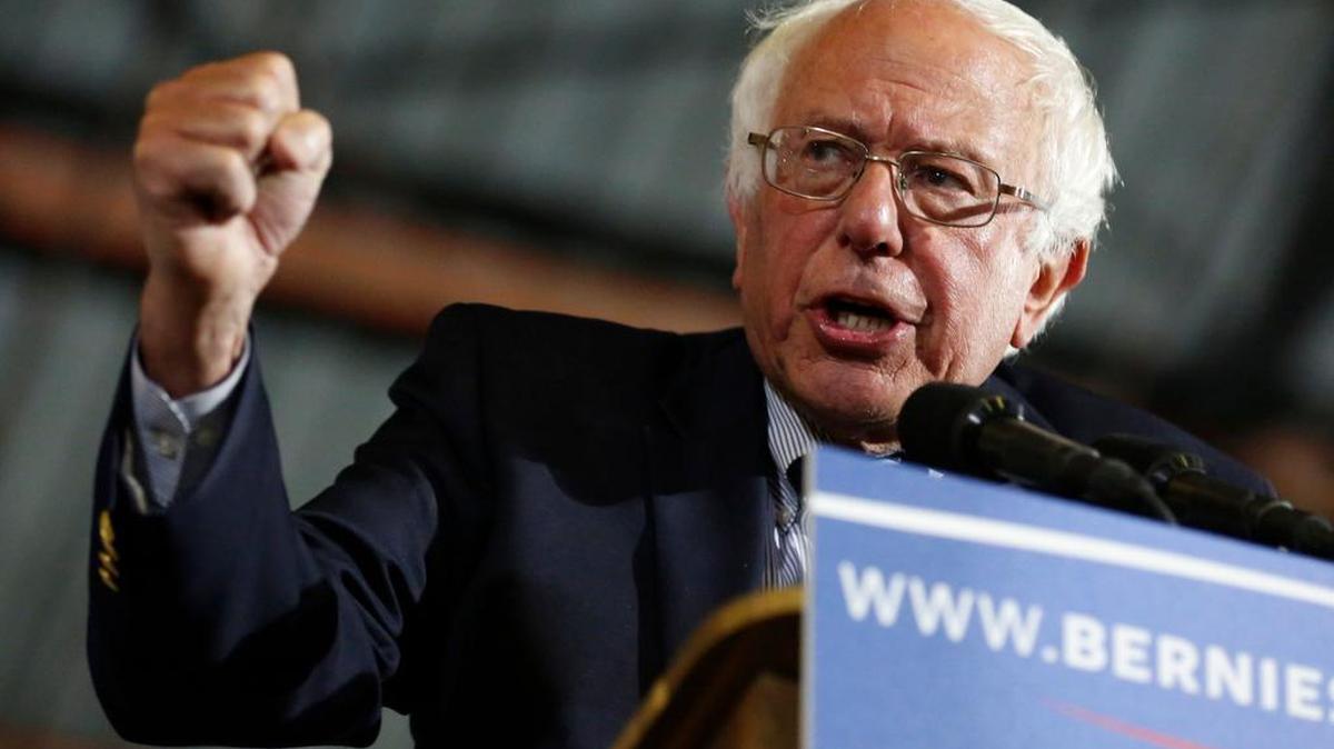 Esta foto de archivo tomada el 6 de junio de 2016 muestra a la candidata a la candidatura presidencial demócrata, el senador Bernie Sanders, hablando durante un mitin en el Barker Hangar en Santa Mónica, California, el 7 de junio de 2016.