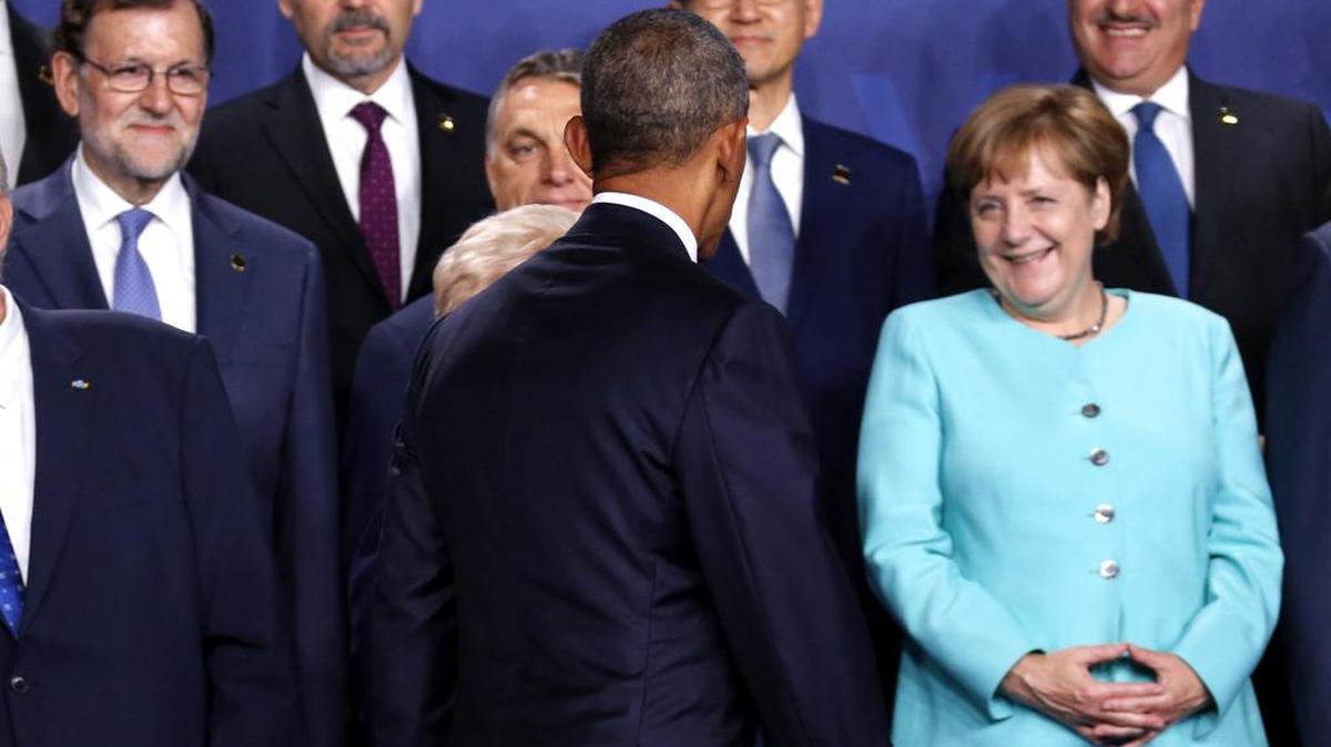 El presidente de EEUU, Barack Obama (c), en presencia del presidente del Gobierno, Mariano Rajoy (i) y la canciller alemana, Angel Merkel (d), entre otros, a su llegada a la foto de familia de los jefes de Estado y de Gobierno de los 28 países de la OTAN que asisten desde hoy y hasta mañana, a la cumbre que se celebra en el Estadio Nacional de Varsovia.