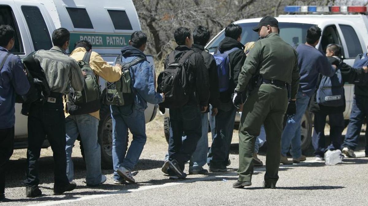 Un agente de la Patrulla Fronteriza de Estados Unidos supervisa la repatriación de un grupo de inmigrantes mexicanos indocumentados desde Arizona.