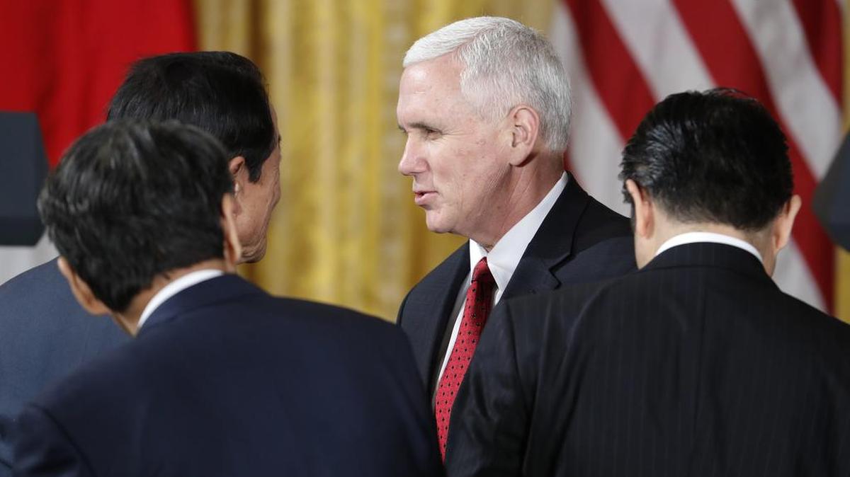 El vicepresidente de EEUU, Mike Pence, habla con miembros de una delegación de Japón el 10 de febrero del 2017.