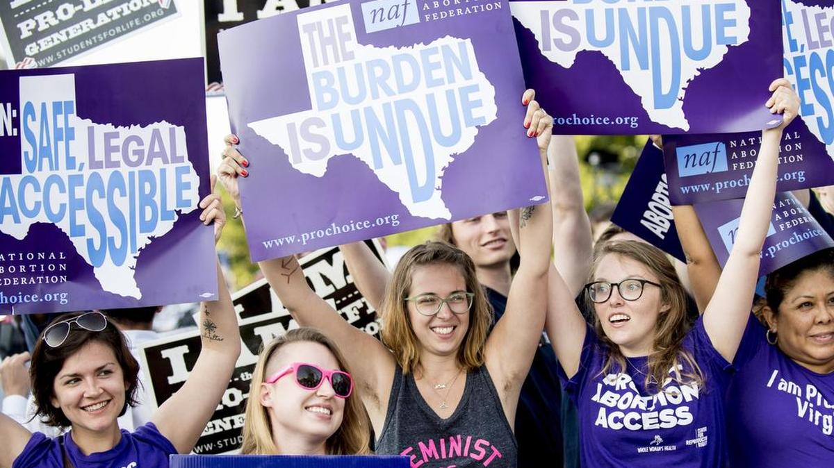 Activistas a favor del derecho a tener la opción de abortar esperan por la decisión de la Corte Suprema de Justicia el lunes en Washington.