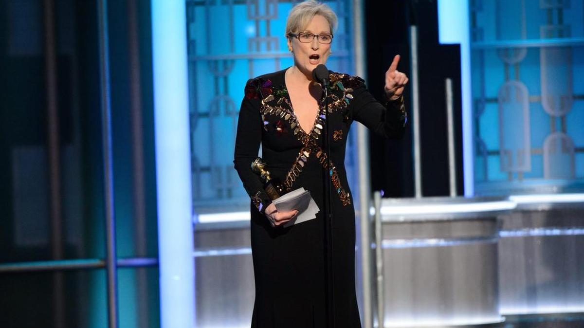 Meryl Streep, aceptando el Premio de Logro de la Vida de Cecil B. DeMille durante la 74a ceremonia anual de los Globos de Oro en el Beverly Hilton Hotel en Beverly Hills, California.