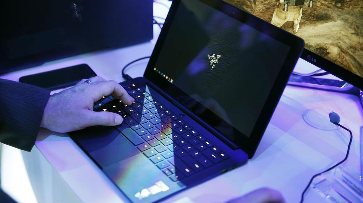 Foto de archivo de una computadora portátil. Royal Jordanian Airlines está asesorando a los pasajeros que no se permitirán computadoras portátiles, iPads, cámaras y otros aparatos electrónicos en el equipaje de mano para vuelos con destino a los Estados Unidos a partir del martes 21 de marzo de 2017.