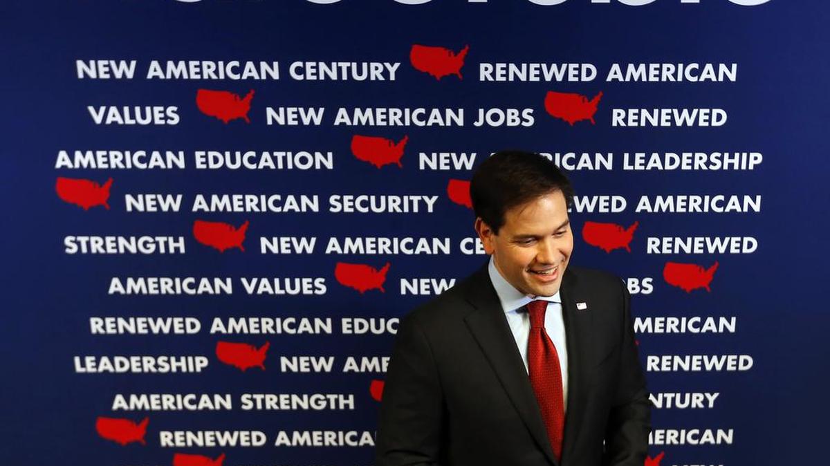 El senador y precandidato presidencial Marco Rubio habla con la prensa luego de un acto de campaña en Des Moines, Iowa, este lunes 25 de enero.