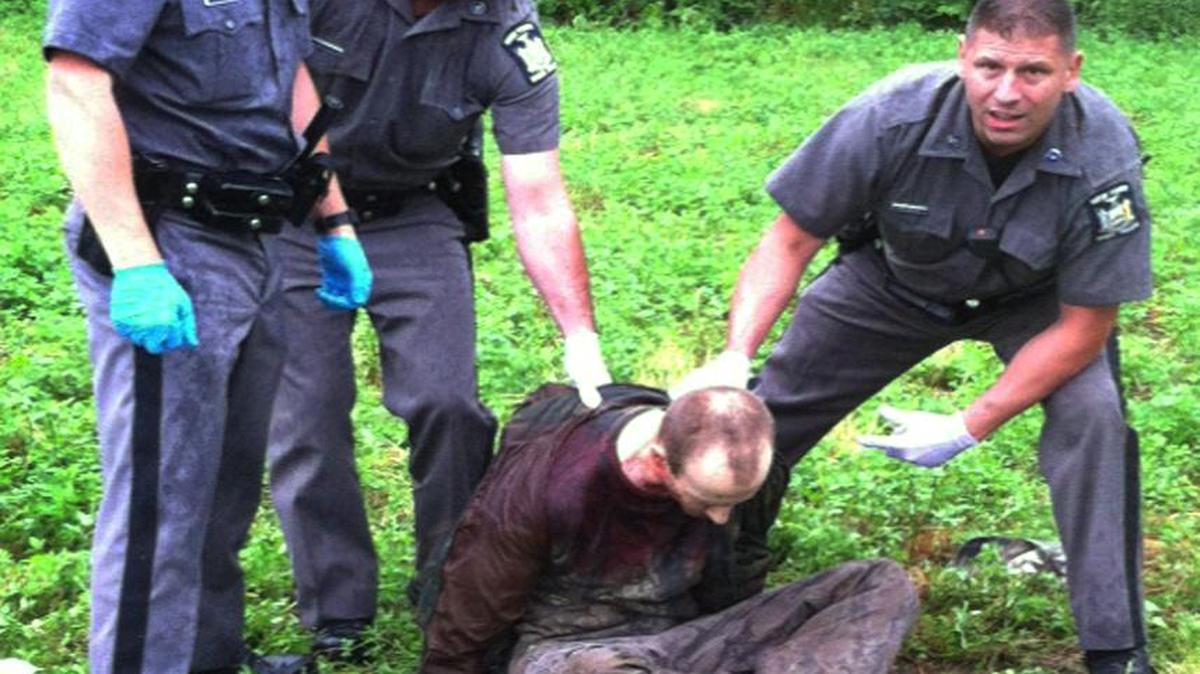 
Agentes de la Policía de Nueva York durante la captura el domingo de David Sweat cerca de la frontera con Canadá.

