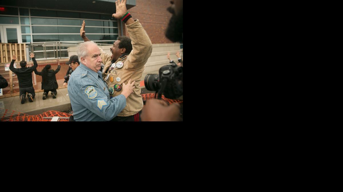 
Un manifestante confronta a un policía en las afueras de la estación policial de Ferguson el lunes. Varias personas salieron a las calles a protestar la muerte del adolescente Vonderrit Myers Jr., quien falleció la semana pasada tras recibir un disparo de un agente policial.
