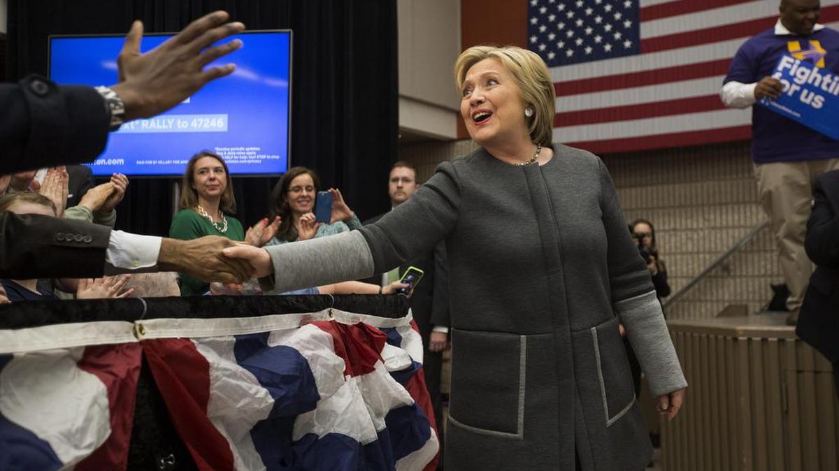 La precandidata presidencial demócrata, Hillary Clinton, habla durante un acto de su campaña en la Universidad Mason de Fairfax, Virginia.
