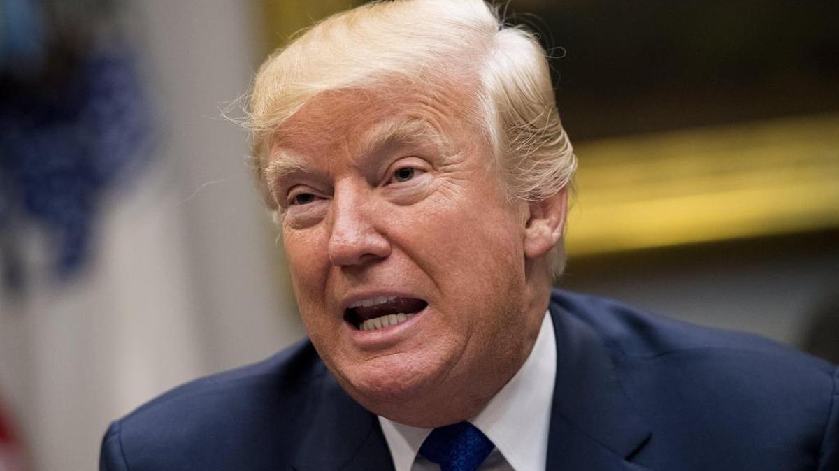El presidente estadounidense, Donald J. Trump, habla a la prensa el martes 28 de noviembre de 2017, durante una reunión con líderes del Congreso en la Casa Blanca en Washington.