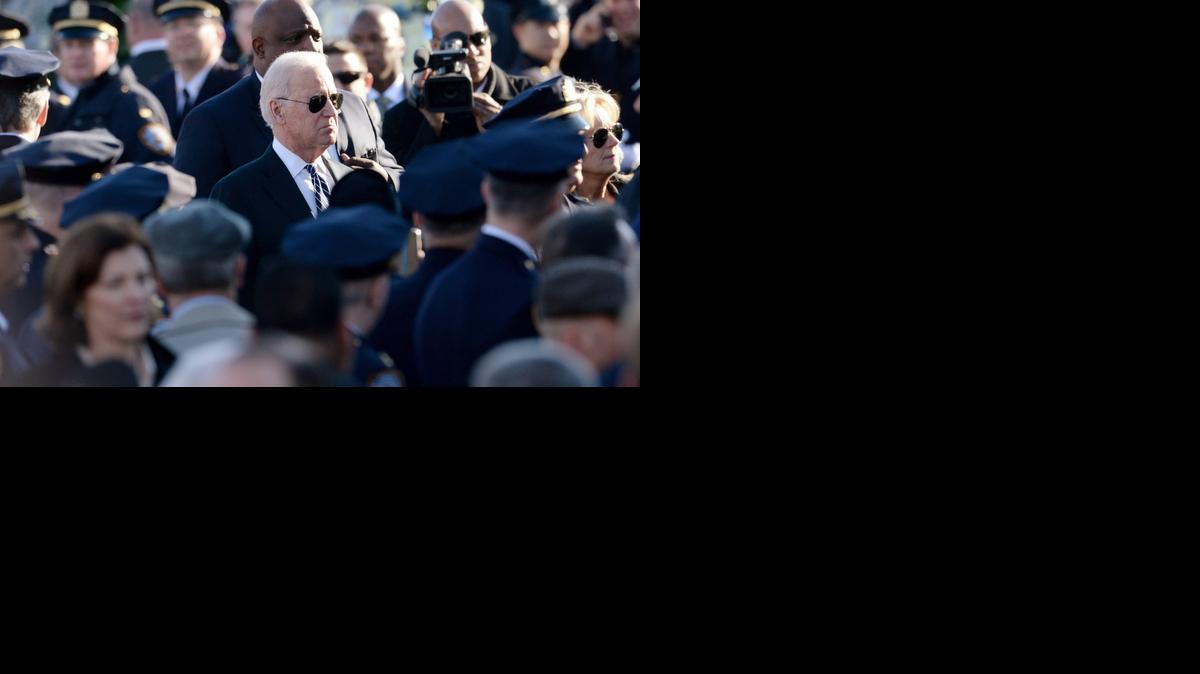 
El vicepresidente estadounidense, Joseph Biden (C) llega para el funeral del oficial de policía de Nueva York Rafael Ramos en la Iglesia Christ Tabernacle en Glendale, Nueva York, EEUU, 27 de diciembre de 2014. El oficial Ramos y el oficial Wenjian Liu fueron abatidos a tiros el 20 de diciembre mientras estaban sentados en su coche de patrulla en Brooklyn.
