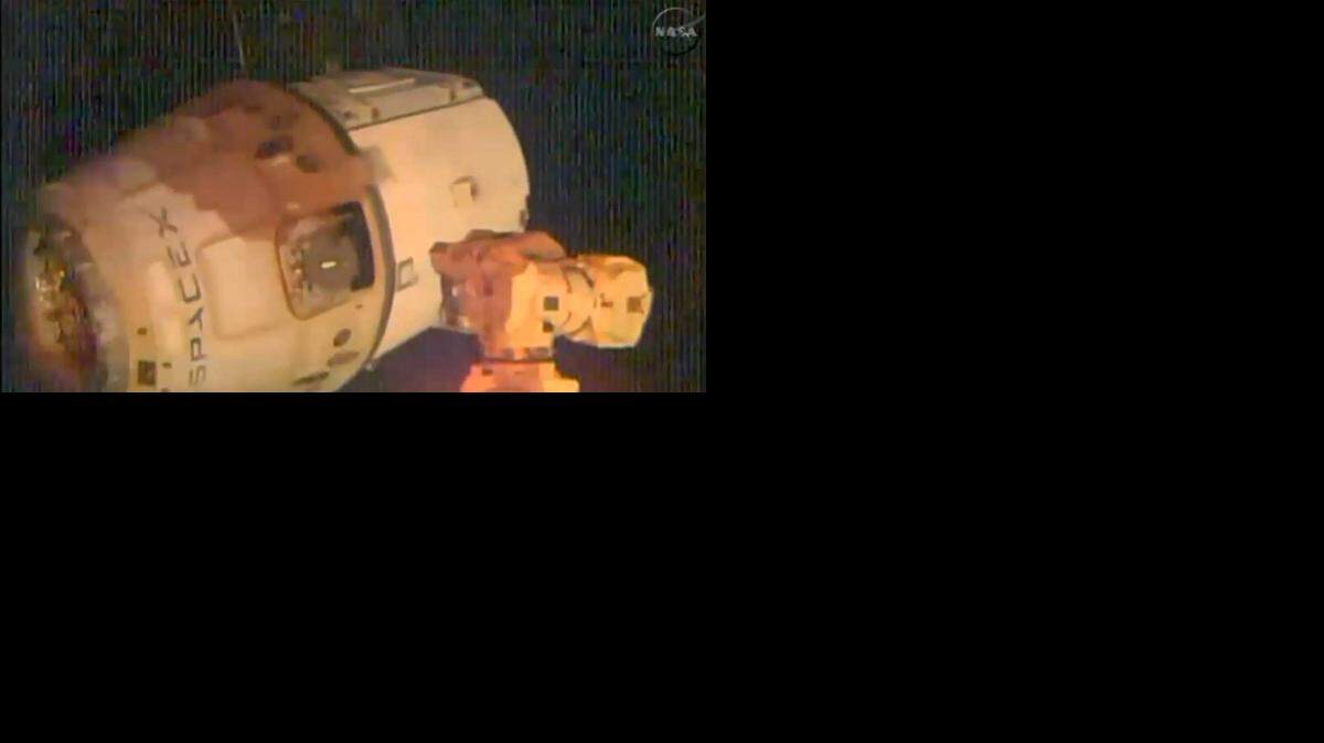 
En esta imagen fija de un video la NASA el 25 de octubre 2014, la nave espacial no tripulada Dragón de SpaceX deja la Estación Espacial Internacional para regresar a la Tierra el sábado después de un mes en órbita, dijo la NASA. 
