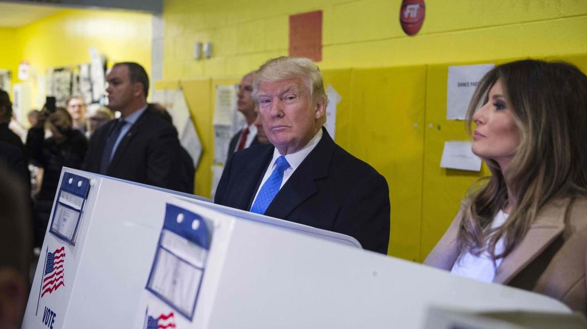 El candidato presidencial republicano Donald Trump y su esposa Melania, llenan sus papeletas en una mesa de votación en una escuela durante las elecciones presidenciales de 2016 el 8 de noviembre de 2016 en Nueva York.