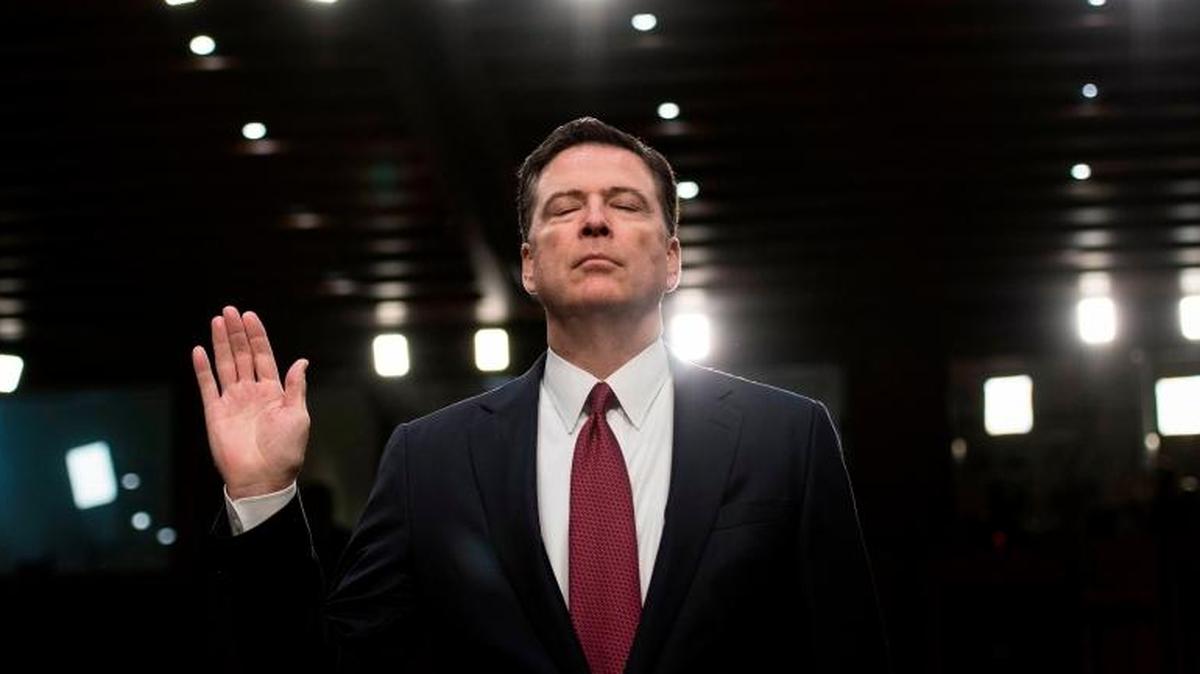 Esta foto de archivo tomada el 8 de junio de 2017 muestra al ex director del FBI James Comey mientras prestó juramento durante una audiencia ante la audiencia del Comité Selecto de Inteligencia del Senado en Capitol Hill en Washington, DC. 