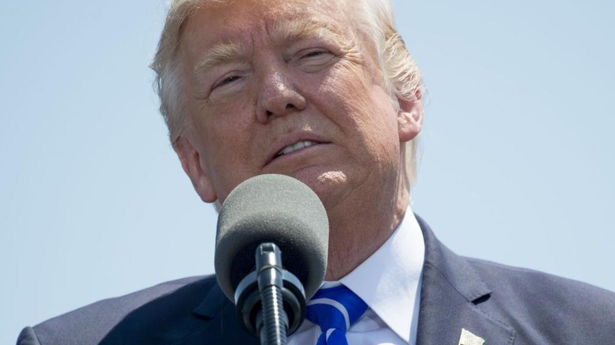 El presidente Donald Trump habla en ceremonia de graduación en New London, Connecticut, el 17 de mayo.