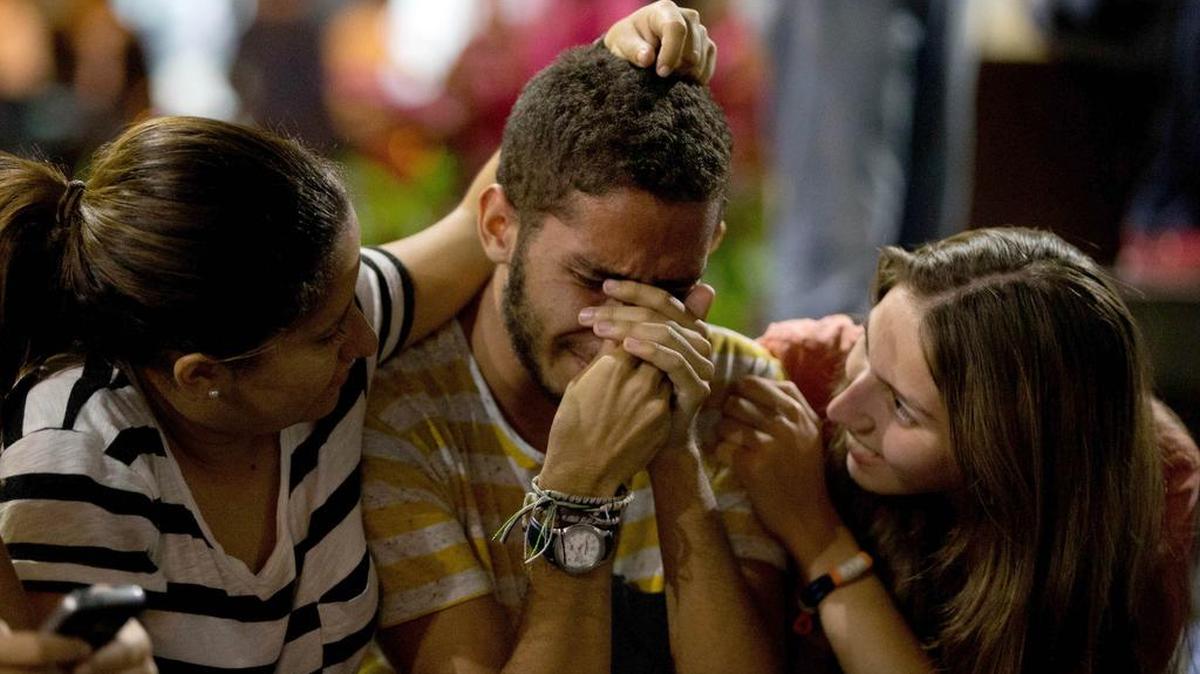 
Un joven es consolado tras escuchar el veredicto contra el líder opositor venezolano Leopoldo López, el jueves 10 de septiembre en Caracas.

