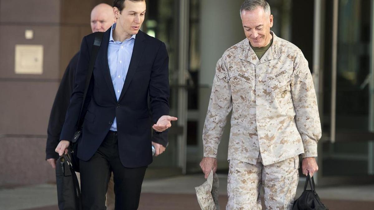 Esta foto del Departamento de Defensa de los Estados Unidos muestra al asesor del presidente Donald J. Trump, Jared Kushner ,mientras habla con el General Joe Dunford, el presidente del Estado Mayor Conjunto, antes de salir de la Base Aérea de Ramstein, Alemania, el 3 de abril de 2017.