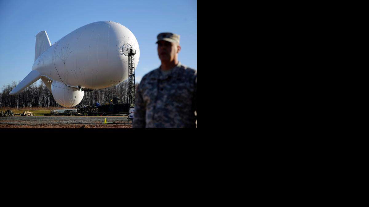 
Los enormes globos blancos, que miden unos 73 metros de largo, son parte de una nueva generación de dispositivos ligeros para fines de vigilancia.

