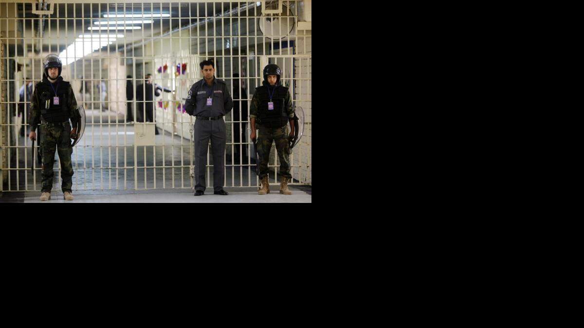 
Guardias vigilan la renovada Prisión Central de Bagdad, antigua cárcel de Abu Ghraib, donde se cometieron torturas y crueldades contra prisioneros de la guerra de Irak. (Foto de archivo)
