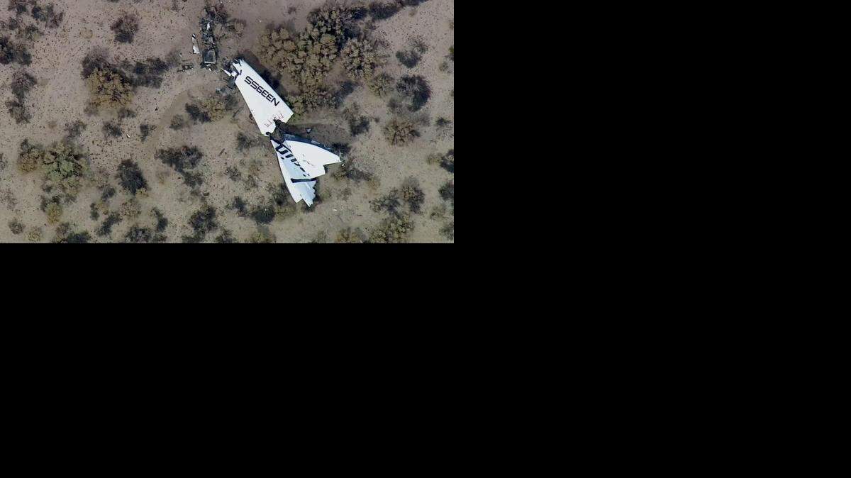 
Esta imagen tomada del canal KABC-TV Los Ángeles muestra los restos de la nave espacial SpaceShipTwo en desierto Mojave, en el sur de California. 
