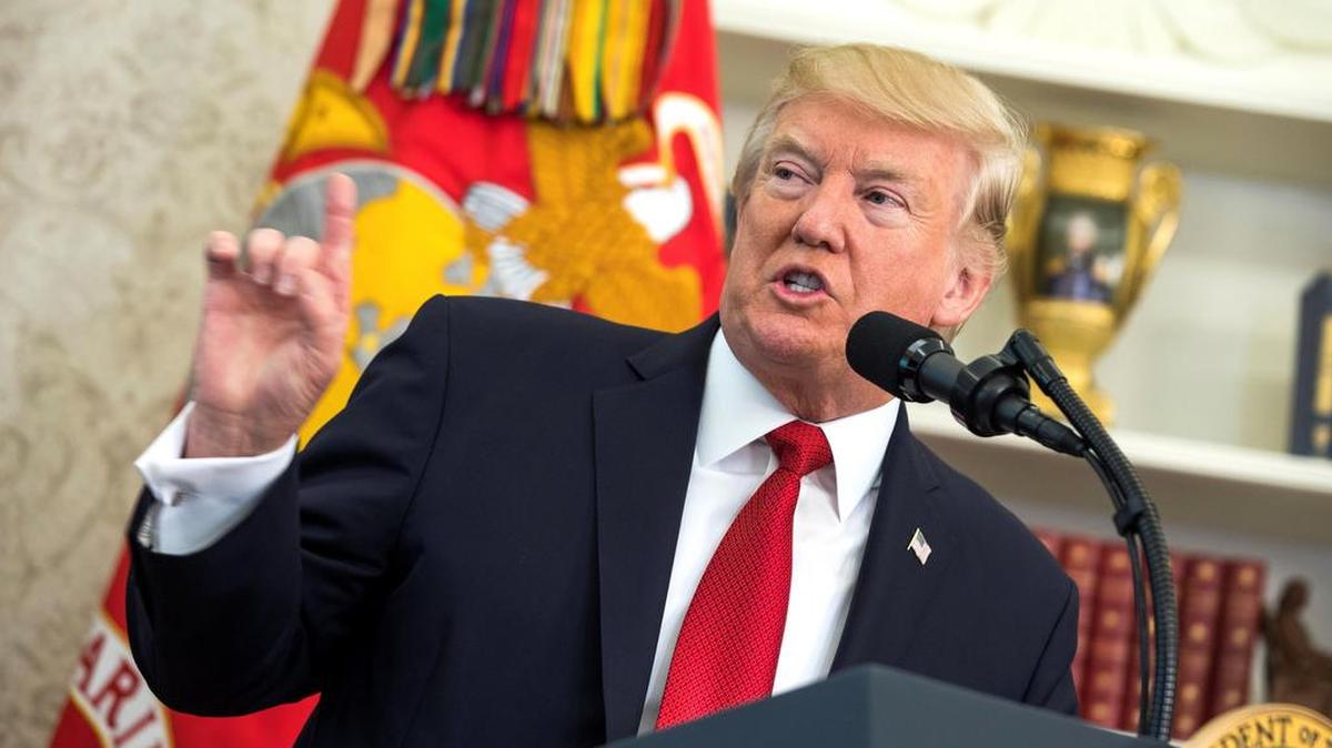 El presidente de Estados Unidos, Donald J. Trump, analiza la situación laboral, durante la ceremonia de premios del desarrollo del pequeño comercio, otorgados por la Casa Blanca en el despacho oval de la Casa Blanca, Washington, DC el 24 de octubre de 2017.