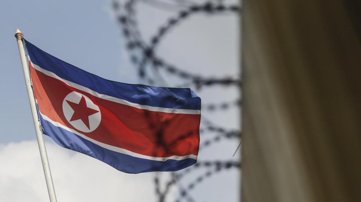 Fotografía de archivo del 14 de marzo de 2017 que muestra la bandera de Corea del Norte mientras ondea en la embajada del país en Kuala Lumpur (Malasia).