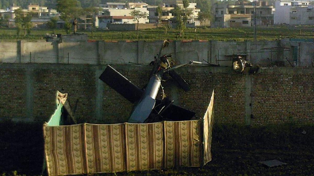 Esta fotografía de archivo tomada el 2 de mayo de 2011 muestra el helicóptero militar que se estrelló cerca de la guarida de líder de Al-Qaeda, Osama bin Laden después de una operación terrestre de las fuerzas especiales estadounidenses en Abbottabad.