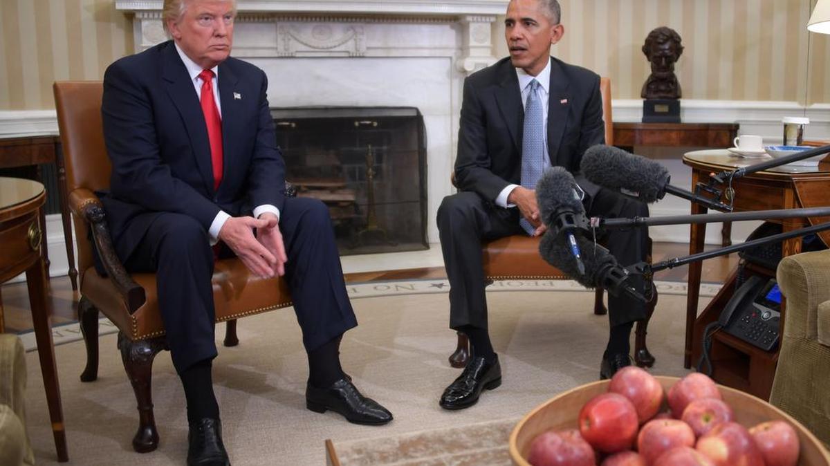 Esta foto de archivo tomada el 10 de noviembre de 2016 muestra al presidente estadounidense, Barack Obama, reunido con el presidente electo Donald Trump en la Oficina Oval de la Casa Blanca en Washington, DC.