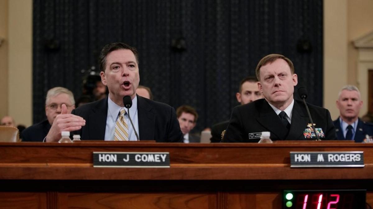 James Comey (izquierda), director del FBI, junto a Michael Rogers, director de Seguridad Nacional, testifican en el Congreso este lunes.