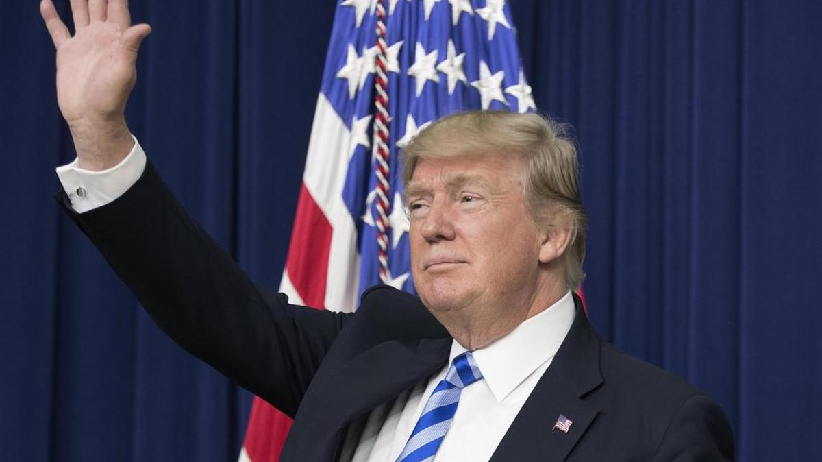 El presidente estadounidense, Donald Trump, saluda a los asistentes a una reunión con decenas de líderes empresariales para hablar sobre el clima de negocios en el país y cómo impulsar el crecimiento económico y el empleo en la Casa Blanca, Washington, Estados Unidos, el 4 de abril de 2017.