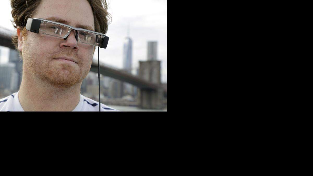 <cutline_leadin>Mark Skwarek</cutline_leadin>, usando unos nuevos anteojos Epson Moverio B200 que le permiten ver un mundo entero de personajes virtuales.