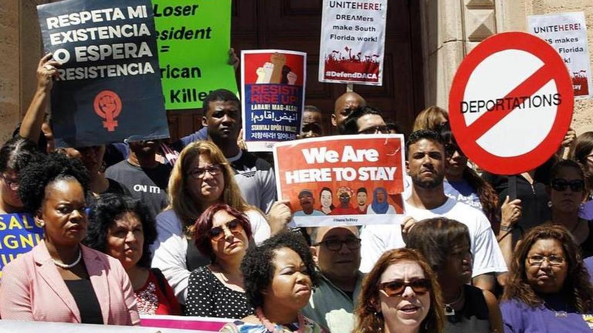 María Rodríguez (abajo centro), directora de la Florida Immigrant Coalition, lidera a un grupo de ‘dreamers’, beneficiarios del TPS, funcionarios electos, líderes religiosos y organiaciones comunitarias y laborales en un mitin para defender el programa DACA frente a la Torre de la Libertad, en Miami, el 5 de septiembre del 2017.
