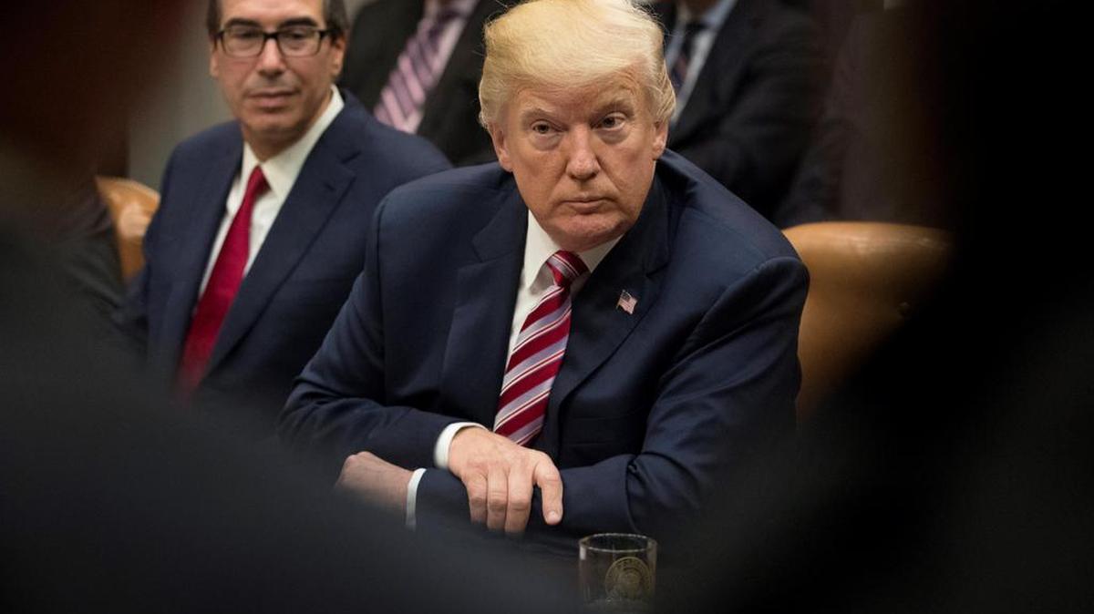 El presidente estadounidense Donald J. Trump participa en la reunión para tratar su política de impuestos, en la Roosevelt Room de la Casa Blanca, Washington, EEUU, el 31 de octubre del 2017.