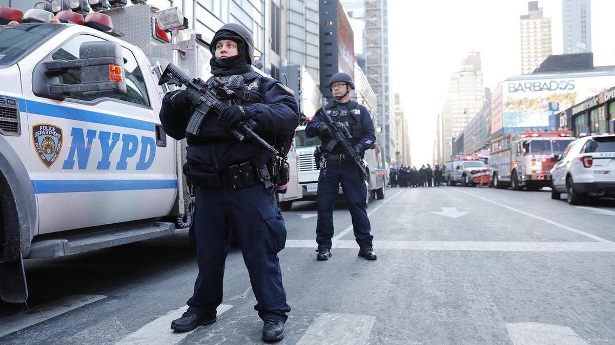 Las autoridades policiales patrullan en las inmediaciones de la terminal de autobuses de la Autoridad del Puerto en Nueva York (Estados Unidos) hoy, 11 de diciembre de 2017.