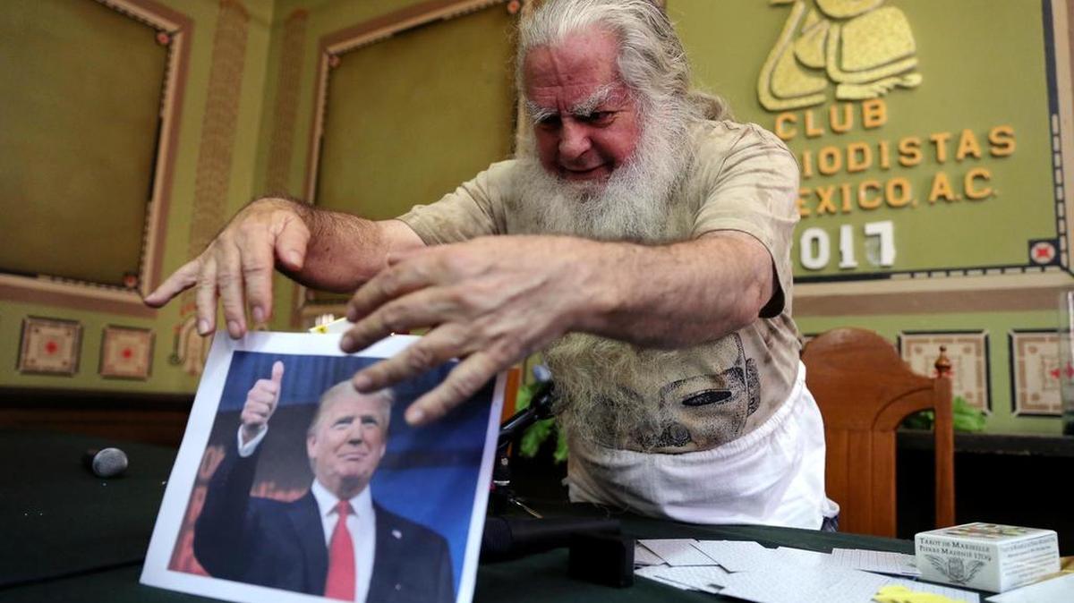 El "Brujo Mayor" de México, Antonio Vázquez, muestra una fotografía del presidente electo de Estados Unidos, Donald Trump, el jueves 5 de enero de 2016, durante una conferencia de prensa en la capital mexicana.
