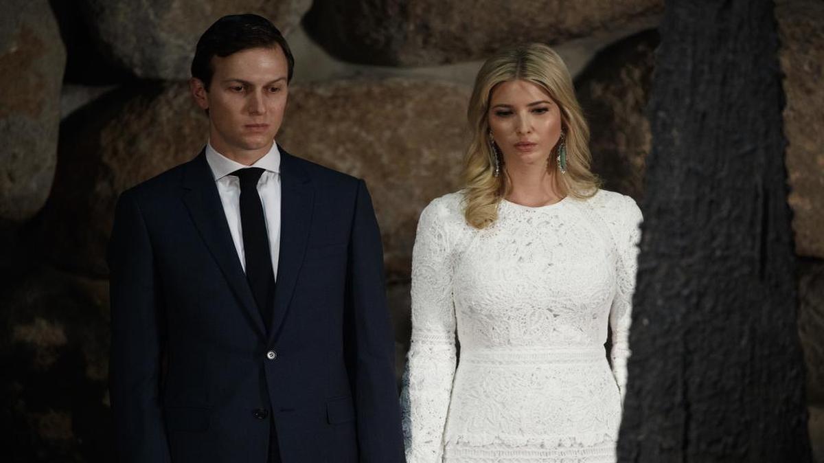 En esta foto del 23 de mayo de 2017, Jared Kushner, consejero de la Casa Blanca, y su esposa Ivanka Trump durante una visita del presidente Donald Trump a Yad Vashem para rendir homenaje a las víctimas del Holocausto en Jerusalén. El Washington Post reportó que el FBI está investigando las reuniones que el yerno de Trump, Kushner, tuvo en diciembre de 2016 con funcionarios rusos.