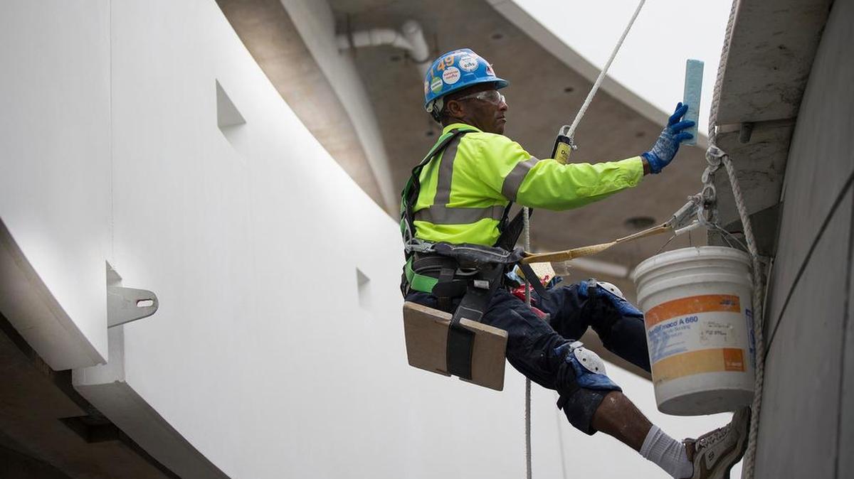 La escasez de mano de obra calificada se se hizo más profunda este fin de semana del Día del Trabajo, debido a señales de que aumenta la necesidad de techeros, plomeros, electricistas, carpinteros y albañiles para hormigón.