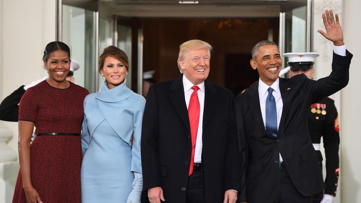 El presidente de Estados Unidos, Barack Obama, y la primera dama, Michelle Obama, reciben al Presidente electo Donald Trump y su esposa Melania a la Casa Blanca en Washington, DC, 20 de enero de 2017.