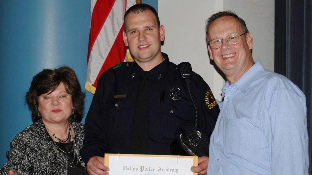 Michael Krol en su graduación de 2008 de la Academia de Policía de Dallas con sus padres, Susan Ehlke y Frank Krol.