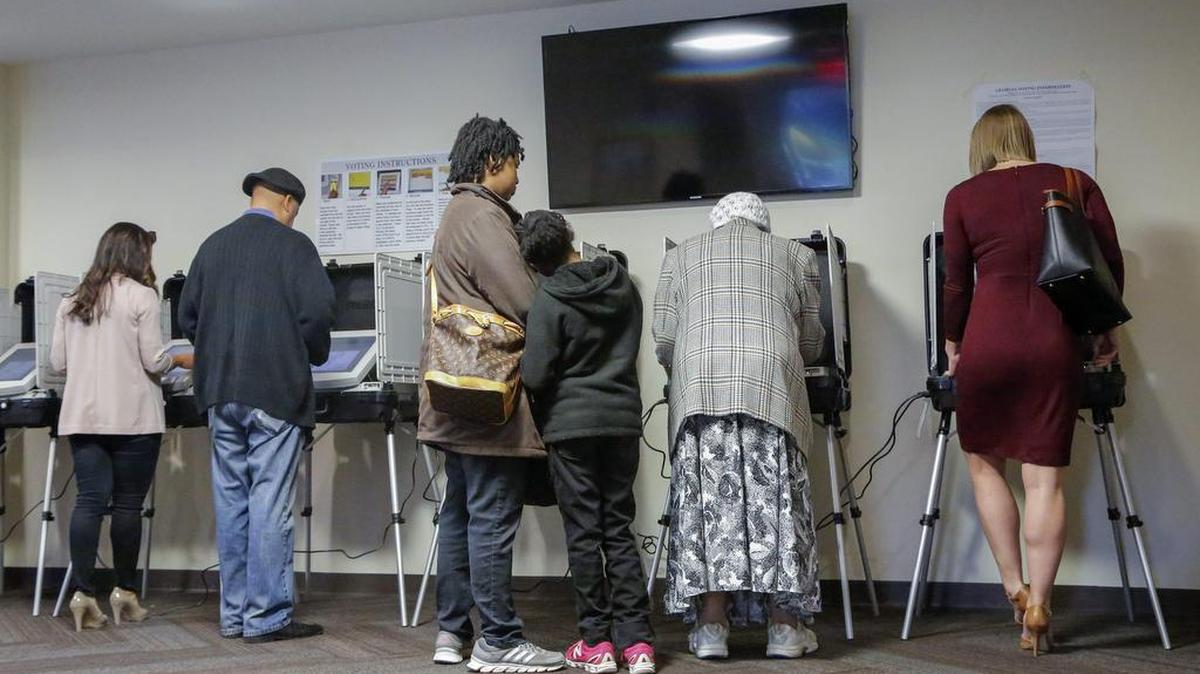 Varias personas acuden a votar a la Iglesia Episcopal de Todos los Santos, en Atlanta, Georgia (Estados Unidos), hoy, 1 de marzo de 2016.