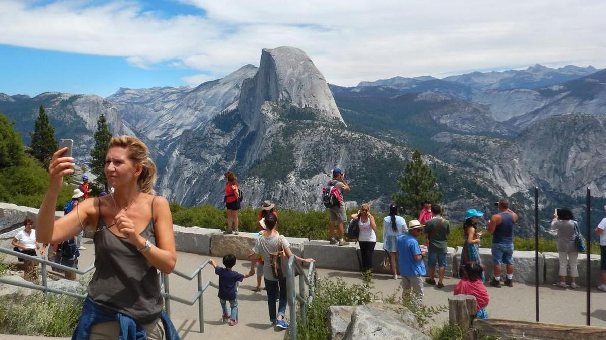 
Una turista se toma una foto en el Parque Nacional Yosemite, en California, donde se ha detectado el segundo caso de la enfermedad.

