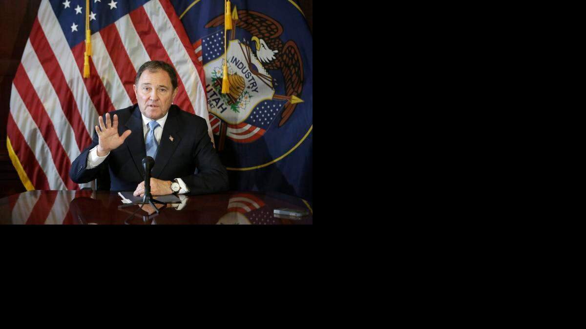 
El gobernador de Utah, el republicano Gary Herbert, firmó este lunes la reinstauración del uso de un pelotón de fusilamiento en caso de que el estado no disponga de inyecciones letales.
