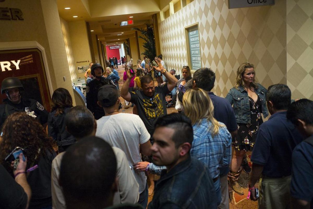 Las personas son registradas por la policía de Las Vegas en el Tropicana de Las Vegas durante una situación activa de posible pistolero en el Strip de Las Vegas el domingo 1 de octubre de 2017.