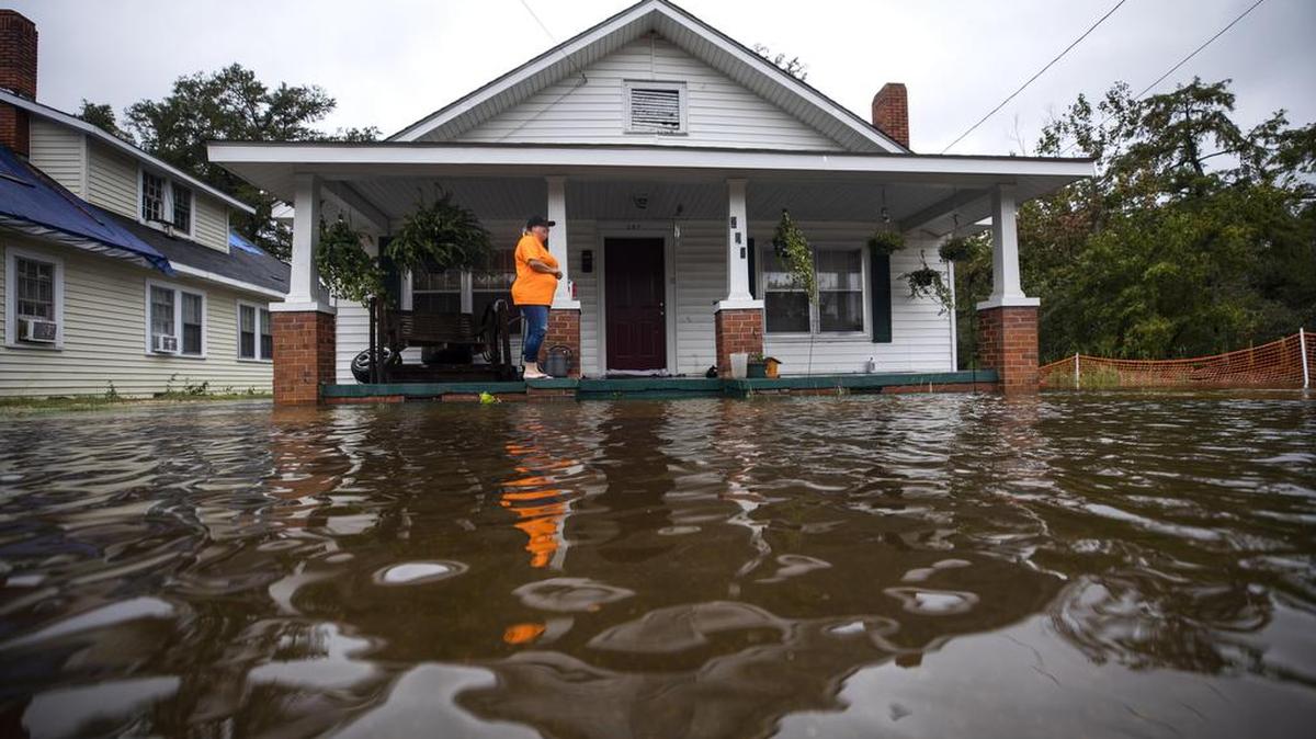 Dawn Davis se para en el porche de su casa mientras las inundaciones del huracán Florence se elevan en Lumberton, Carolina del Norte, EE UU, El 16 de septiembre de 2018.