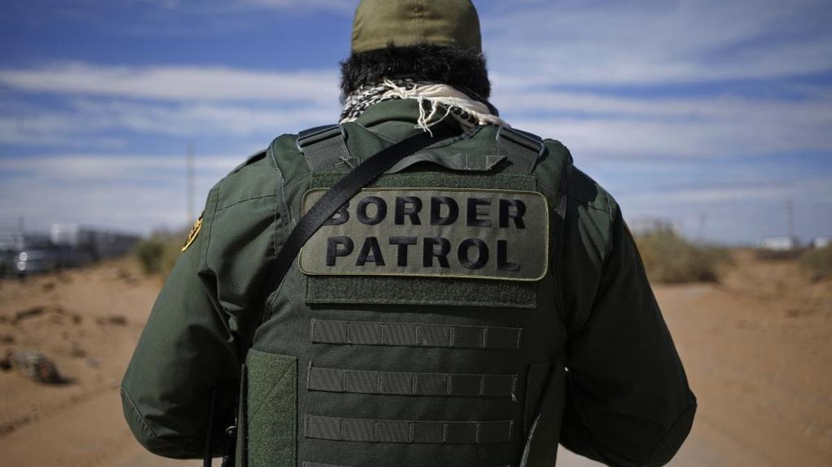 Un agente fronterizo posa para una fotografía mientras vigila la frontera de Estados Unidos con México en la zona de Santa Teresa, en Nuevo México, en enero.