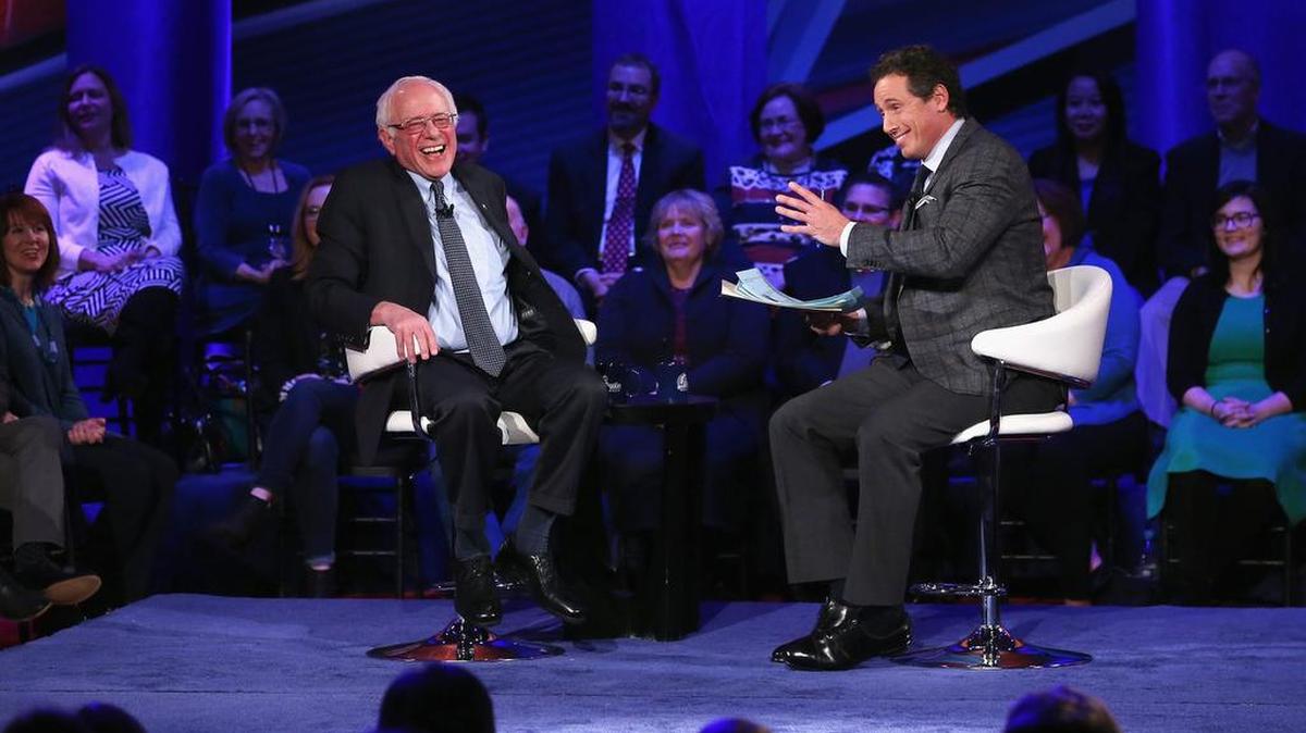 El candidato presidencial demócrata estadounidense, el senador Bernie Sanders (i), habla con el moderador Chris Cuomo (d) en un foro de la Cadena CNN en la Universidad Drake en Des Moines, Iowa (EE.UU.) este lunes 25 de enero de 2016.