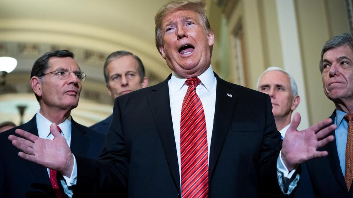 El presidente estadounidense, Donald Trump (c), llega a un almuerzo con miembros del partido republicano en el Capitolio de Washington D.C el 9 de enero de 2019.